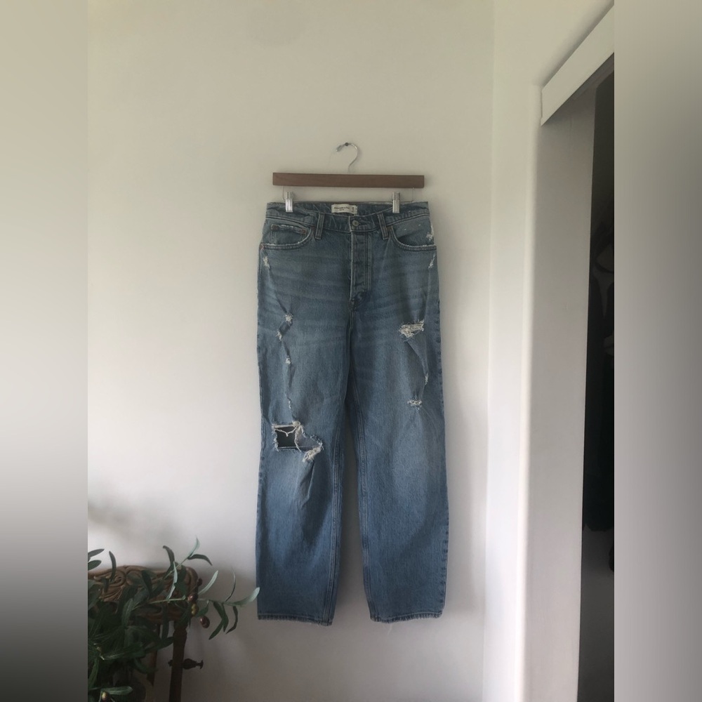 Abercrombie & Fitch Light Blue High Rise Distressed Straight-Leg Jeans | Size 6